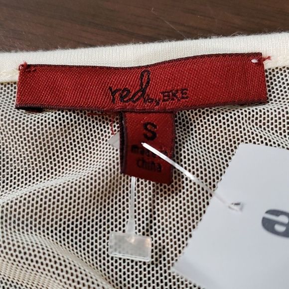 NEW Buckle BKE Red ¾ Sleeve V-Neck Top Shirt Blouse with Mesh Inset‎ Small - Picture 5 of 7